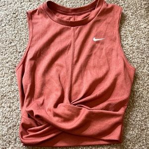 Cropped Nike tank